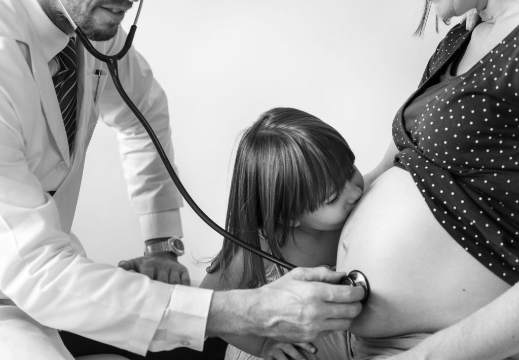 Pentingnya Pemahaman dan Perawatan Diri Daughter Kissing Pregnant Mother S Belly While Having Fetal Monitoring Scaled 1 1024x710